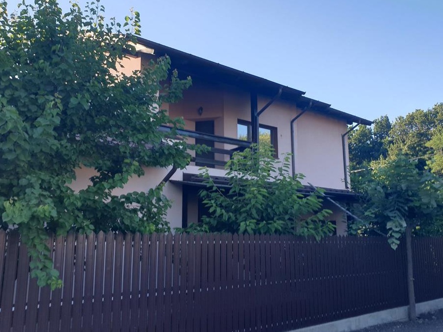 Casă mare Breazu (Rediu, jud. Iași): S+P+E si 1000 m teren