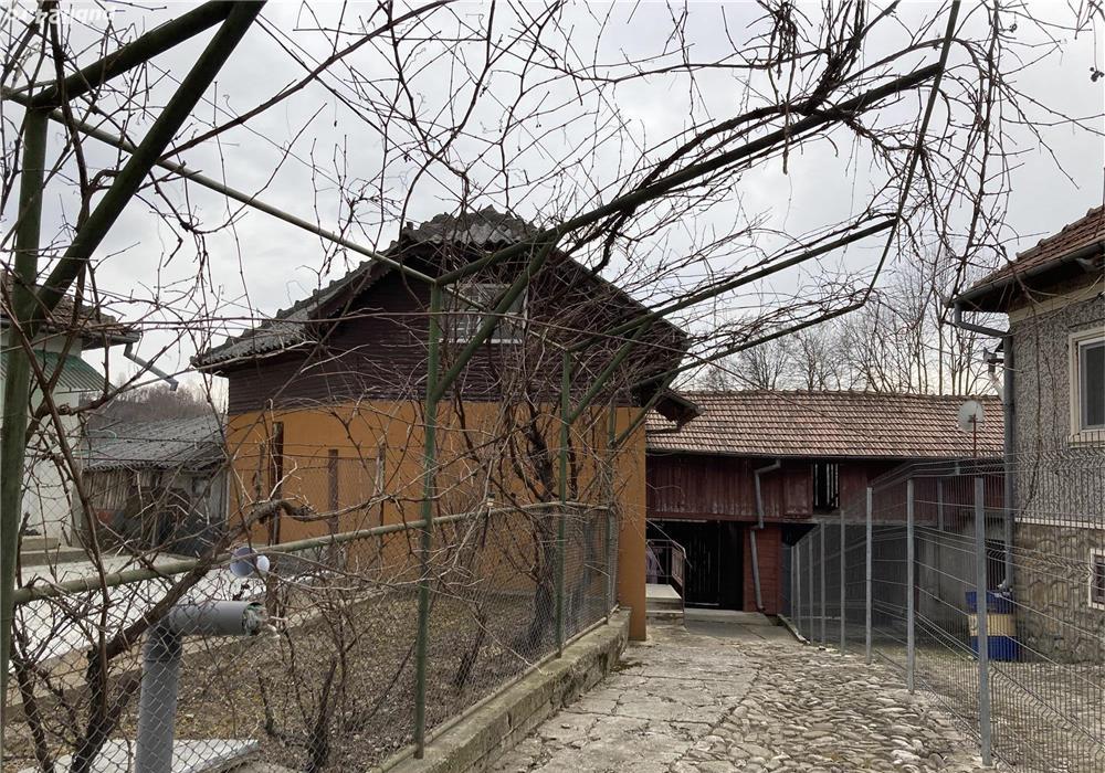Casa modesta cu livada Buciumeni, Dambovita