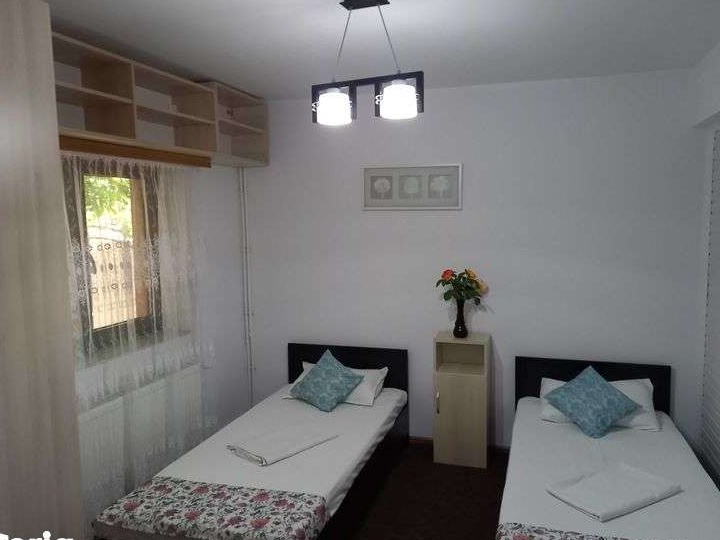 Casa P+1 de inchiriat 5 spatii de dormit 2 bai 1 bucatarie