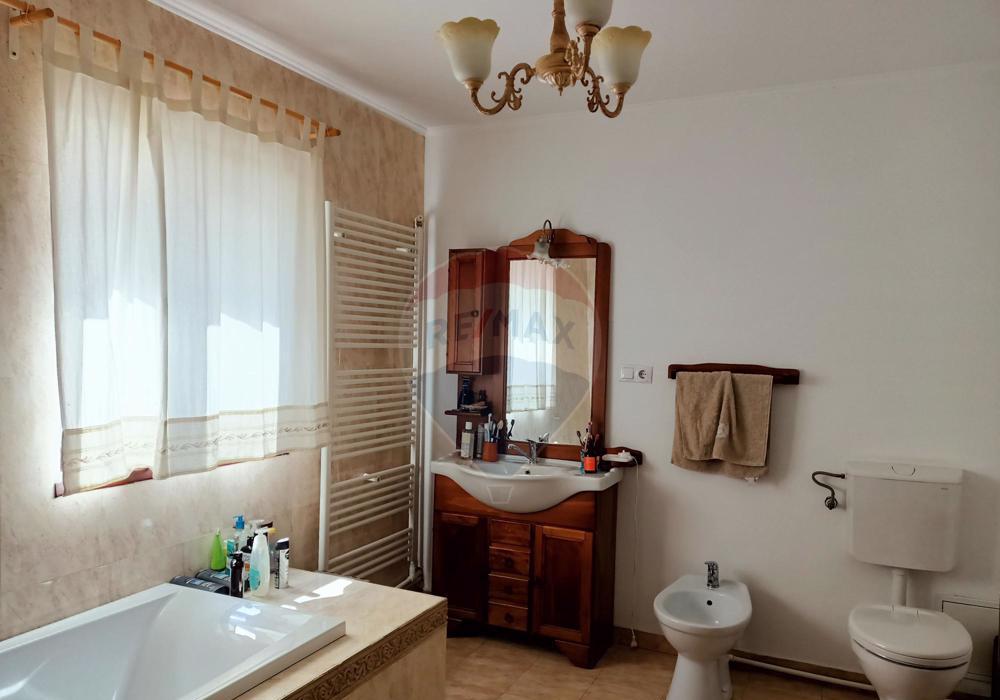 Casă P+1+M de vânzare în Lacu Sărat