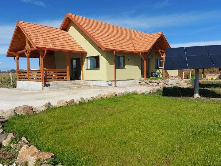 Casă parter cu 4 camere, independentă energetic /4 rooms house offgrid