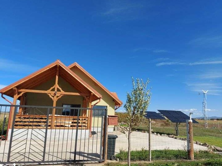 Casă parter cu 4 camere, independentă energetic /4 rooms house offgrid