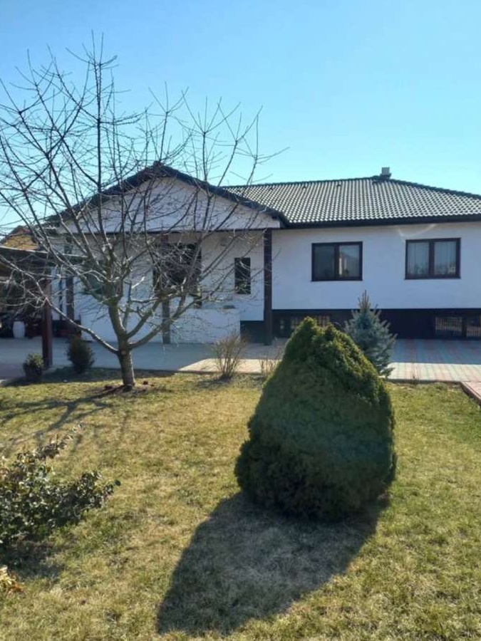 Casa pe un singur nivel,cu garaj dublu,310 mp,teren 700 mp,Sancrai