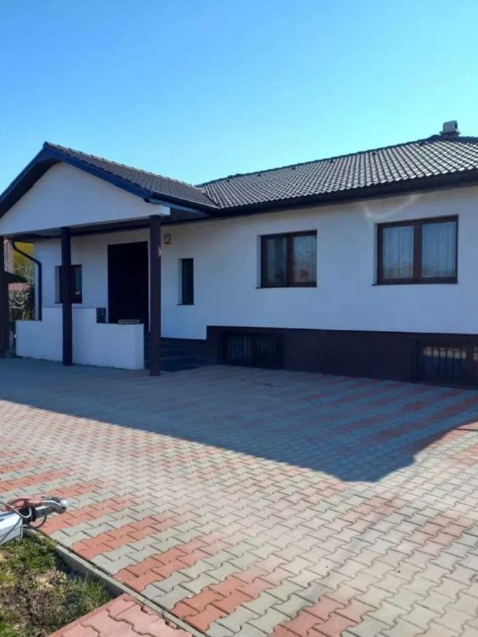 Casa pe un singur nivel,cu garaj dublu,310 mp,teren 700 mp,Sancrai
