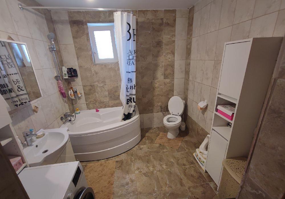 Casa Sanmihaiu Roman vis-a-vis Livada