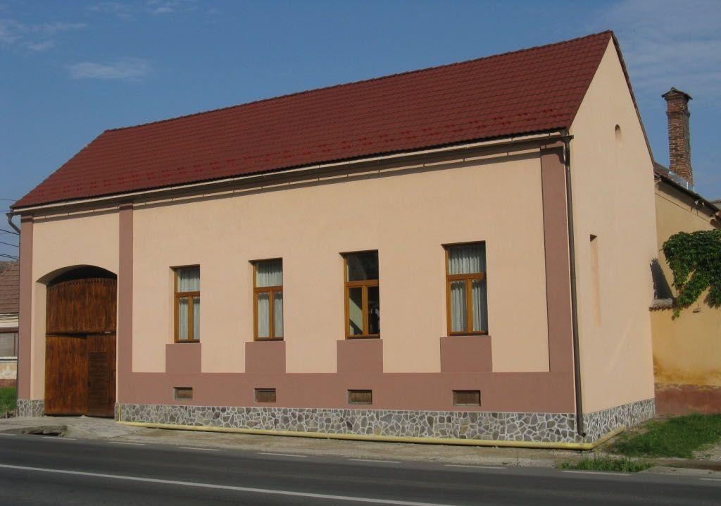 Casă săsească foarte mare, renovată și bine dotată