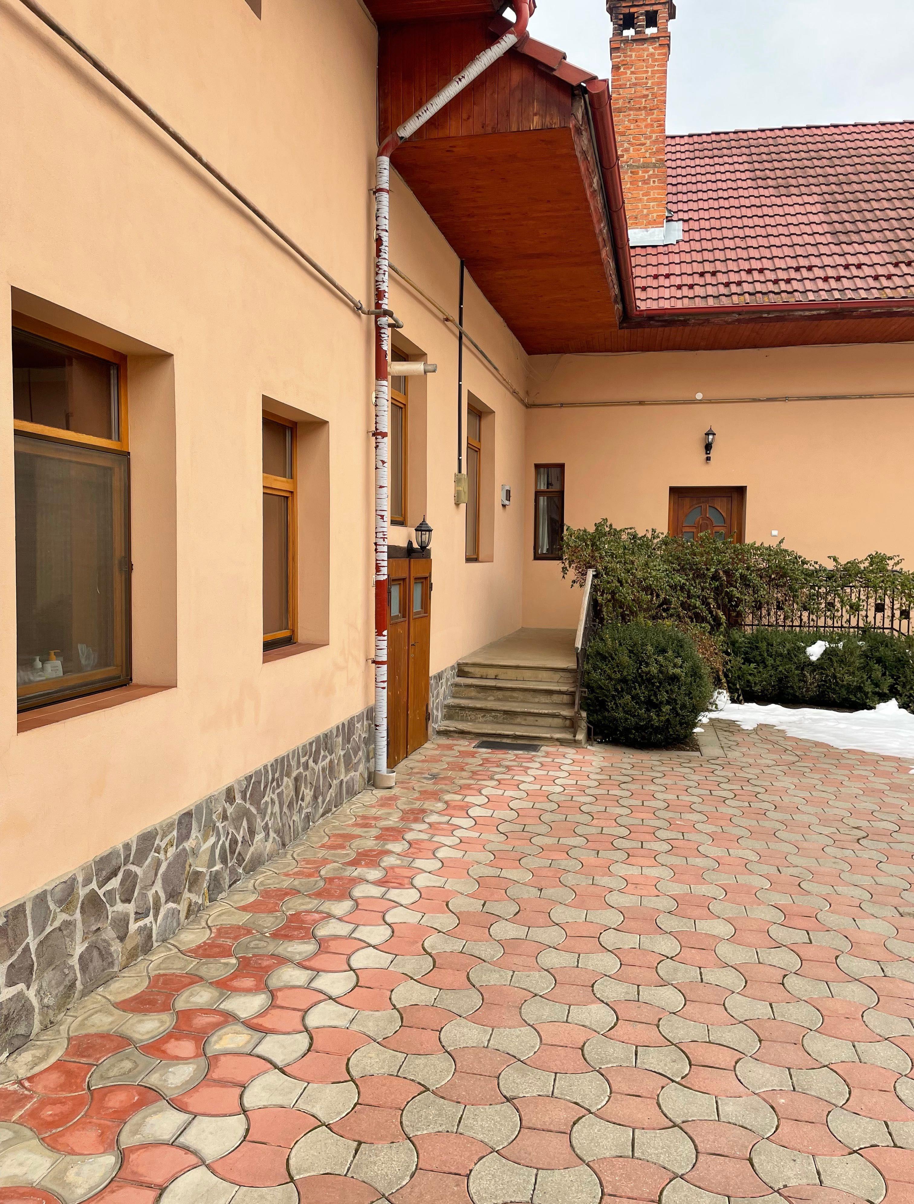 Casă săsească foarte mare, renovată și bine dotată
