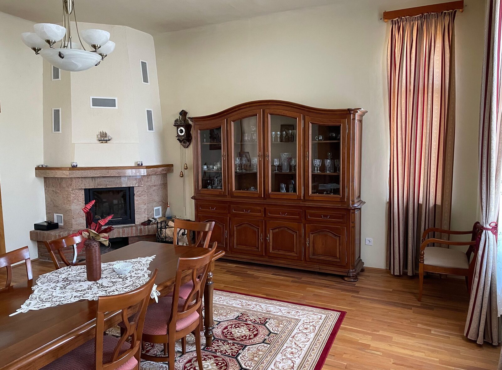 Casă săsească foarte mare, renovată și bine dotată