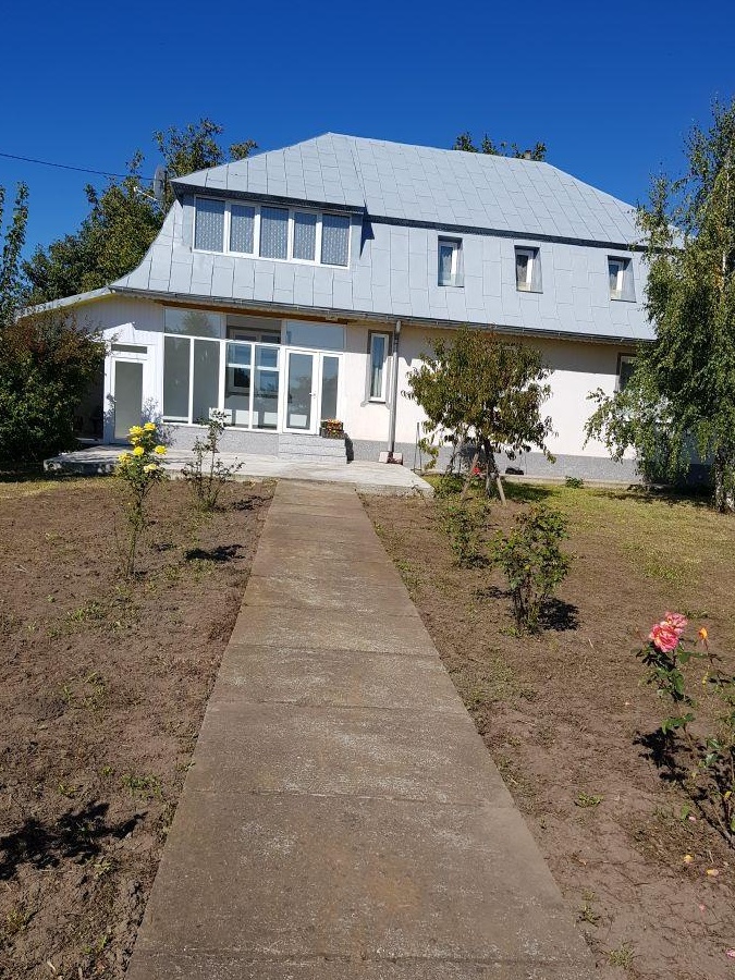Casa si gospodarie de 1 ha la 20 km de Piatra Neamt