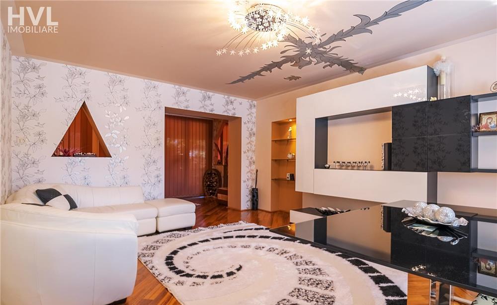Casa si spatiu comercial de vanzare in Curtici