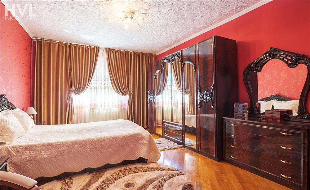 Casa si spatiu comercial de vanzare in Curtici