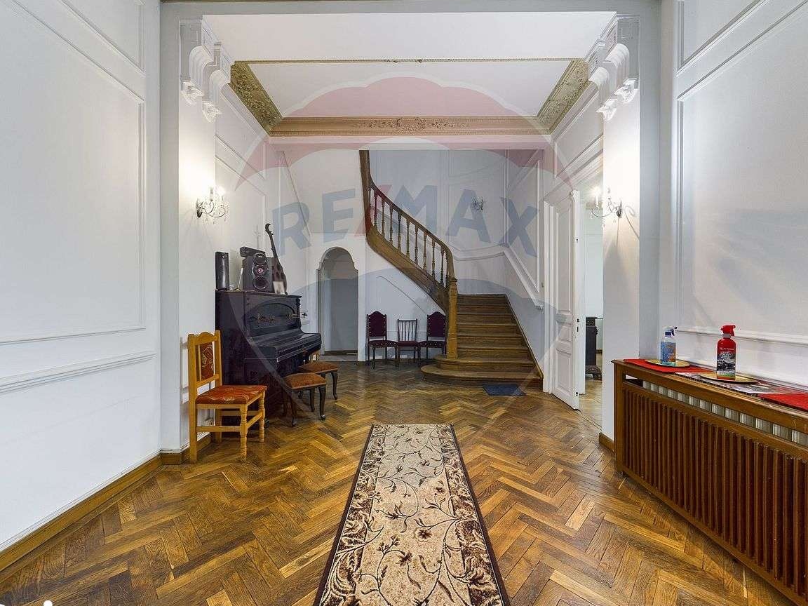 Casă / Vilă cu 11 camere de vânzare în zona Universitate