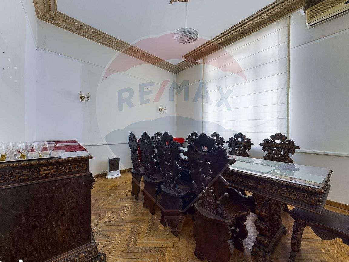 Casă / Vilă cu 11 camere de vânzare în zona Universitate