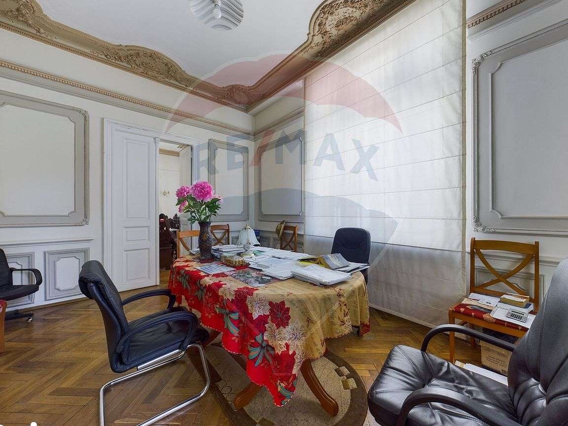 Casă / Vilă cu 11 camere de vânzare în zona Universitate