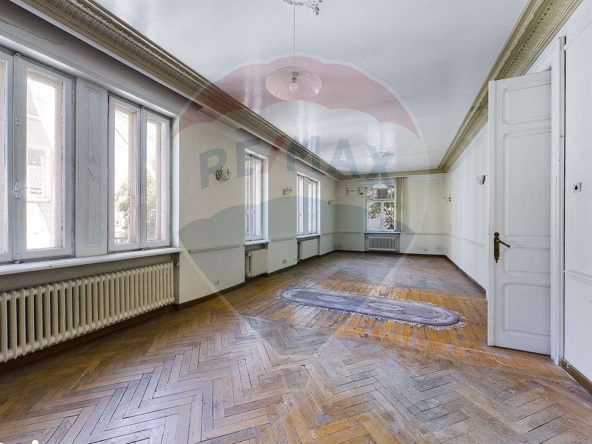 Casă / Vilă cu 11 camere de vânzare în zona Universitate