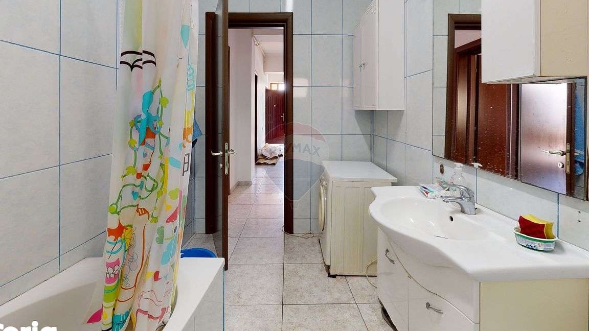 Casă / Vilă cu 12 camere de vânzare în zona Andronache