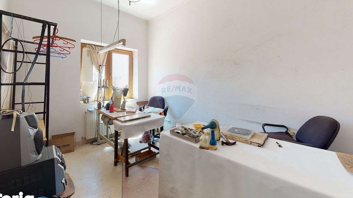 Casă / Vilă cu 12 camere de vânzare în zona Andronache