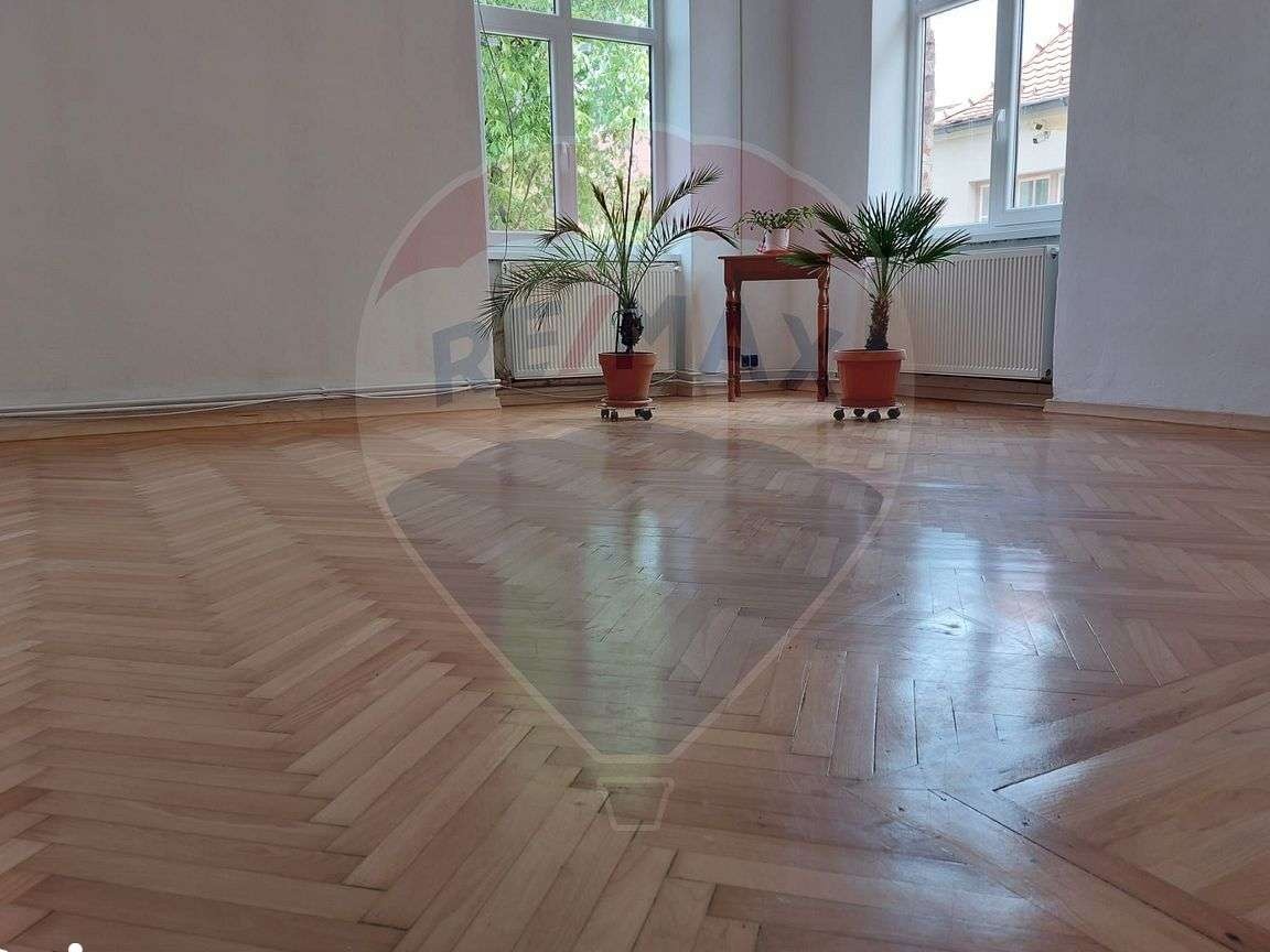 Casă / Vilă cu 3 camere de vânzare în zona Central