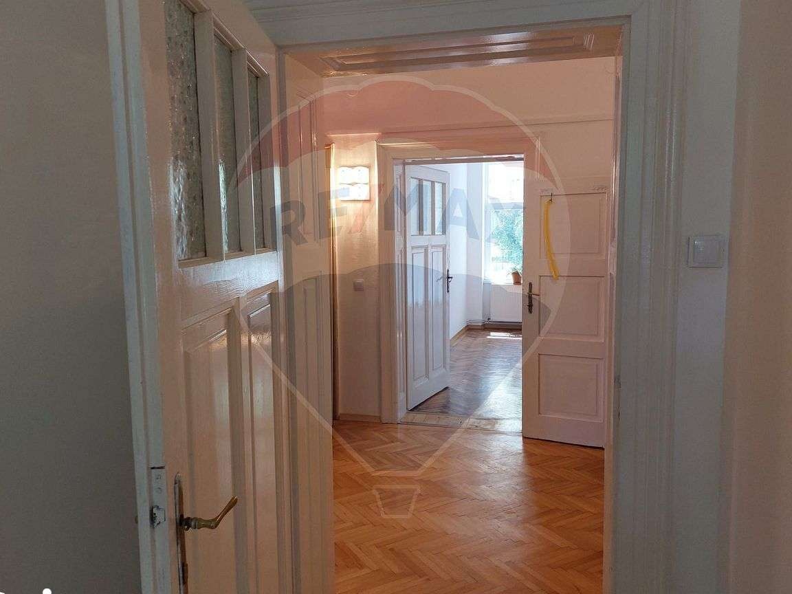 Casă / Vilă cu 3 camere de vânzare în zona Central
