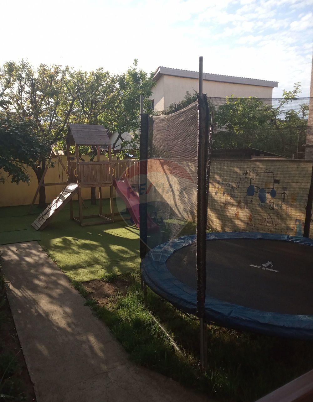 Casă / Vilă cu 3 camere de vânzare în zona Micalaca