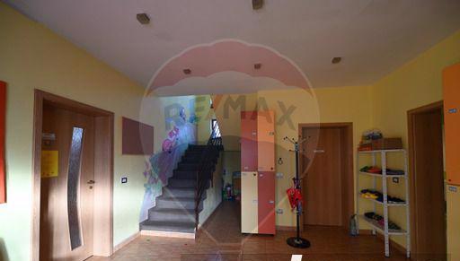 Casă / Vilă cu 3 camere de vânzare în zona Micalaca