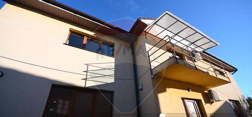 Casă / Vilă cu 3 camere de vânzare în zona Micalaca