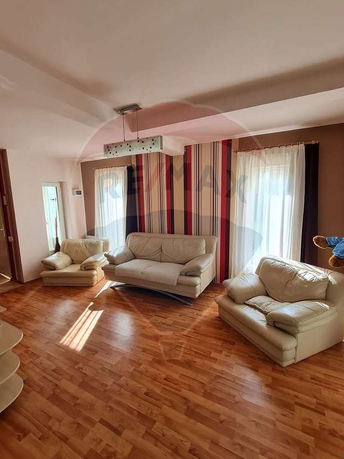 Casă / Vilă cu 4 camere de închiriat