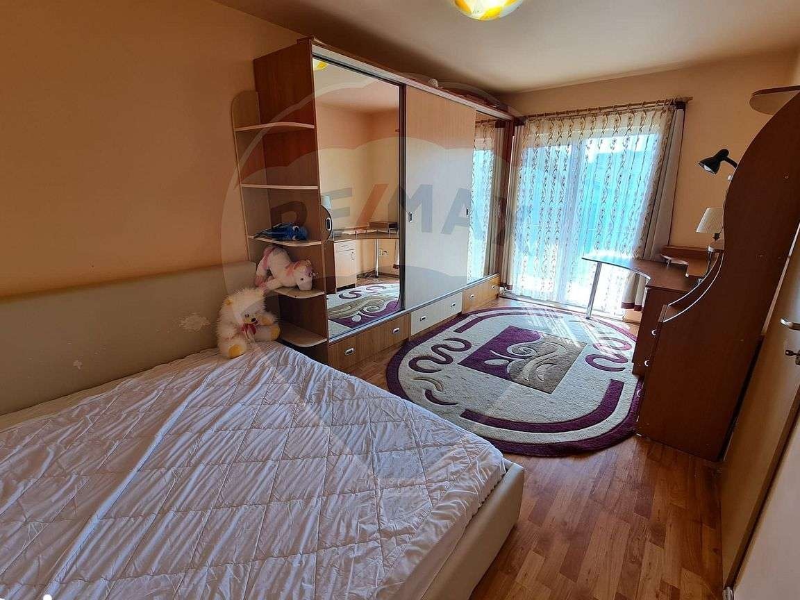 Casă / Vilă cu 4 camere de închiriat