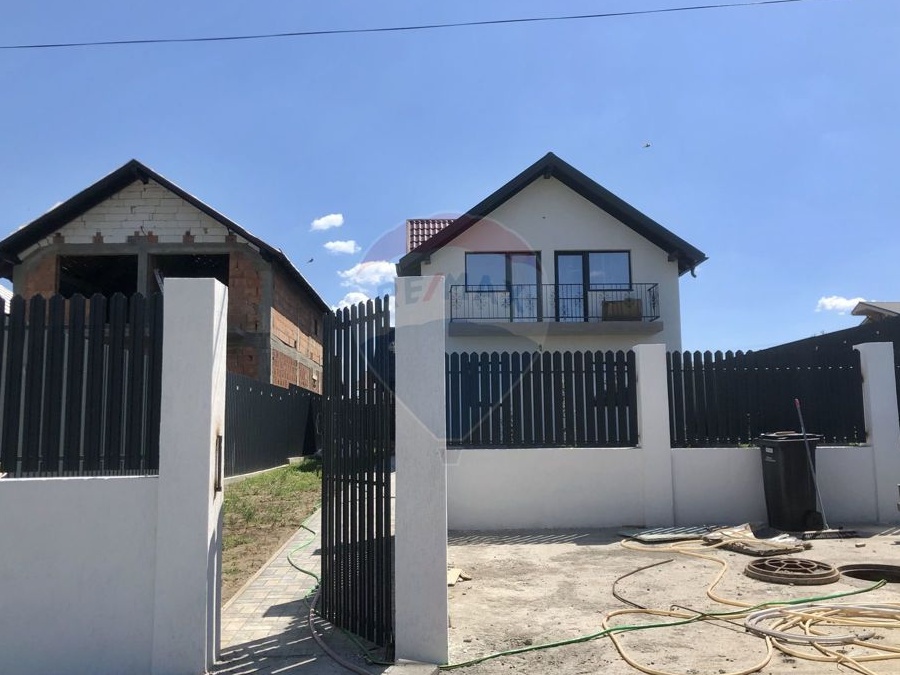 Casă / Vilă cu 4 camere de vânzare,Sărata
