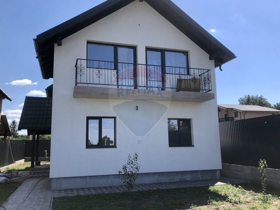 Casă / Vilă cu 4 camere de vânzare,Sărata