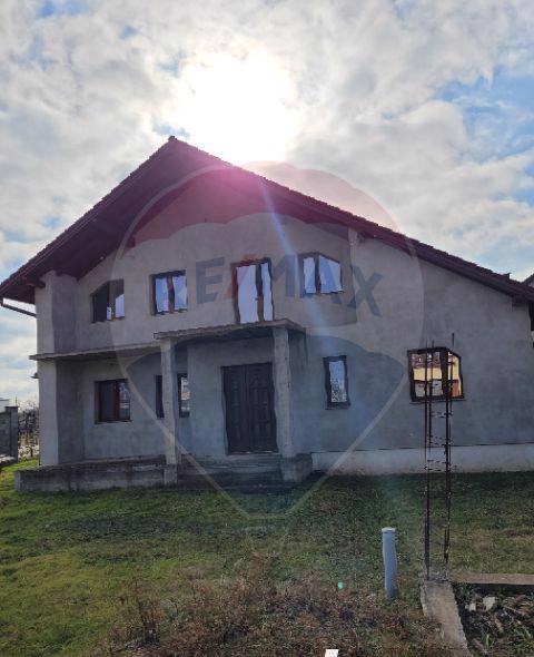 Casă / Vilă cu 5 camere de vânzare