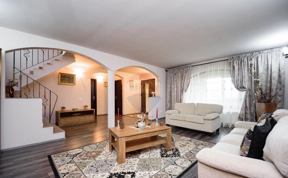 Casă / Vilă cu 6 camere de vânzare
