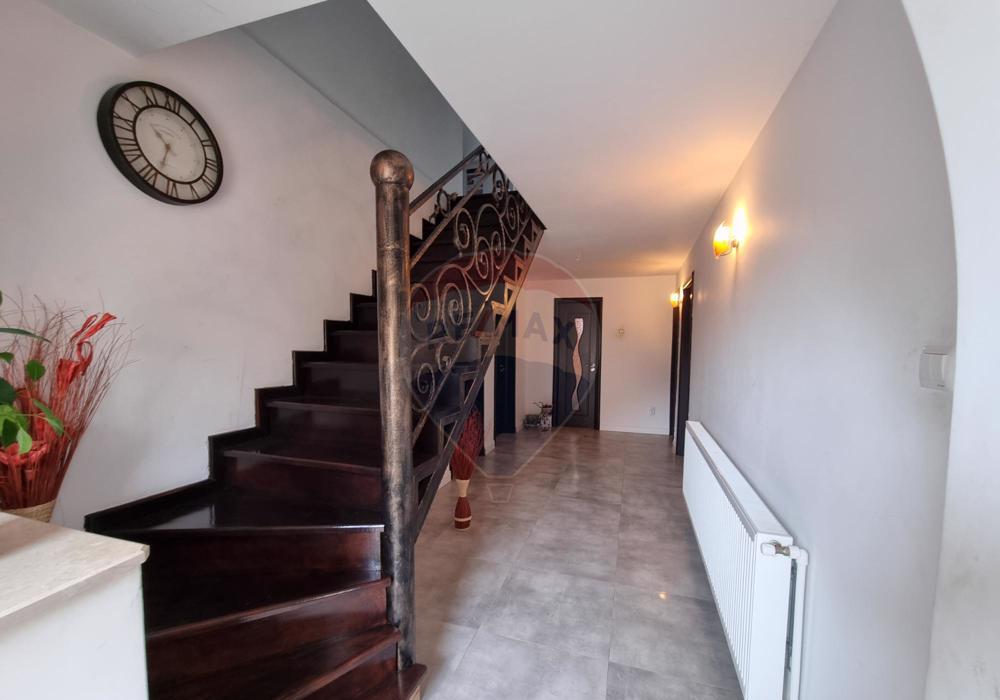 Casă / Vilă cu 6 camere de vânzare Valu lui Traian Oportunitate