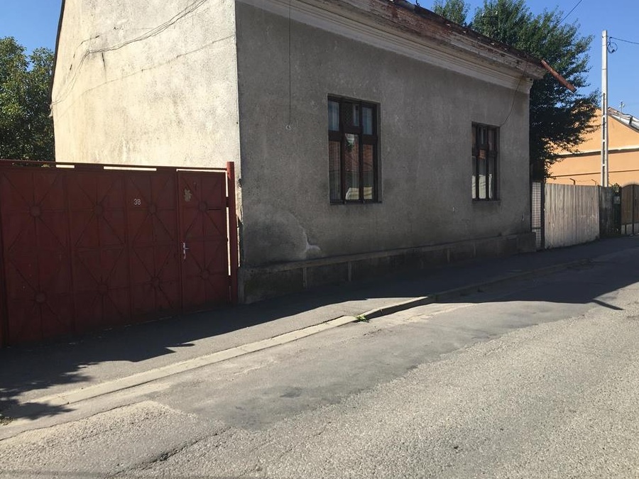 Casa+teren suprafata totala 710 m2... Zona centrala.