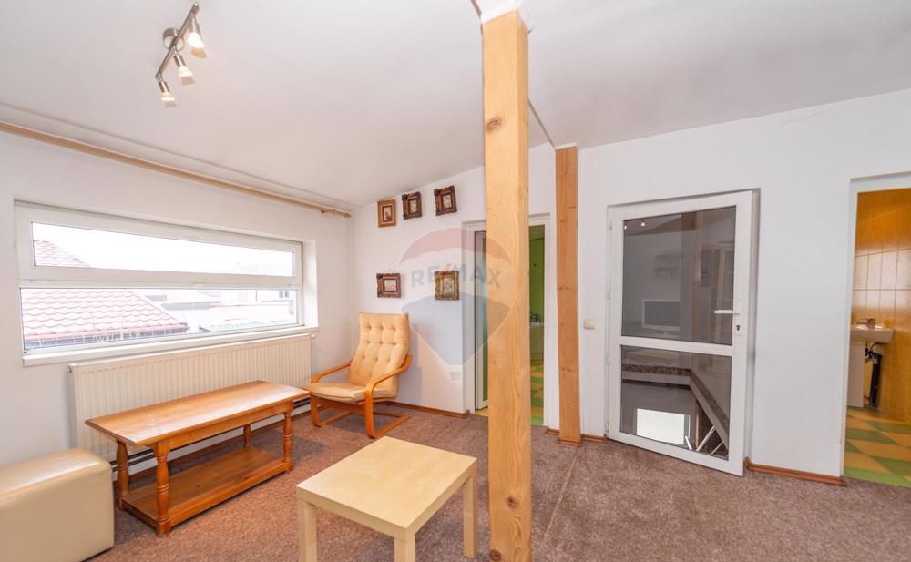 Casa/Vila 6 camere de vanzare, Spatiu comercial parter, garaj, curte