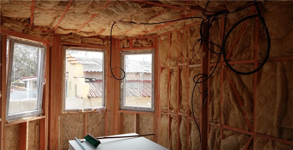 Case de lemn, cabane de lemn, acoperis, pergole, scari interioare