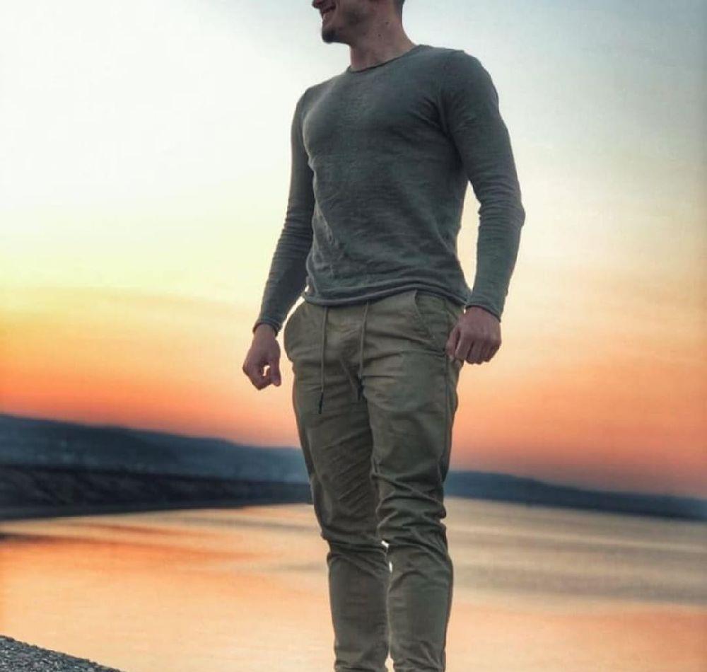 caut domnisoara , doamna