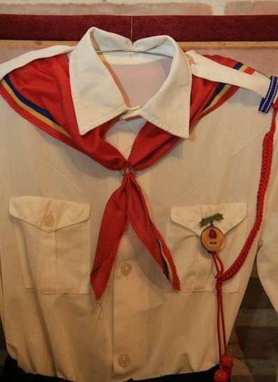 Caut uniforme si efecte de pionieri si soimi ai patriei