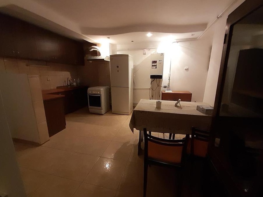Central, 1 apartament in casa cu etaj