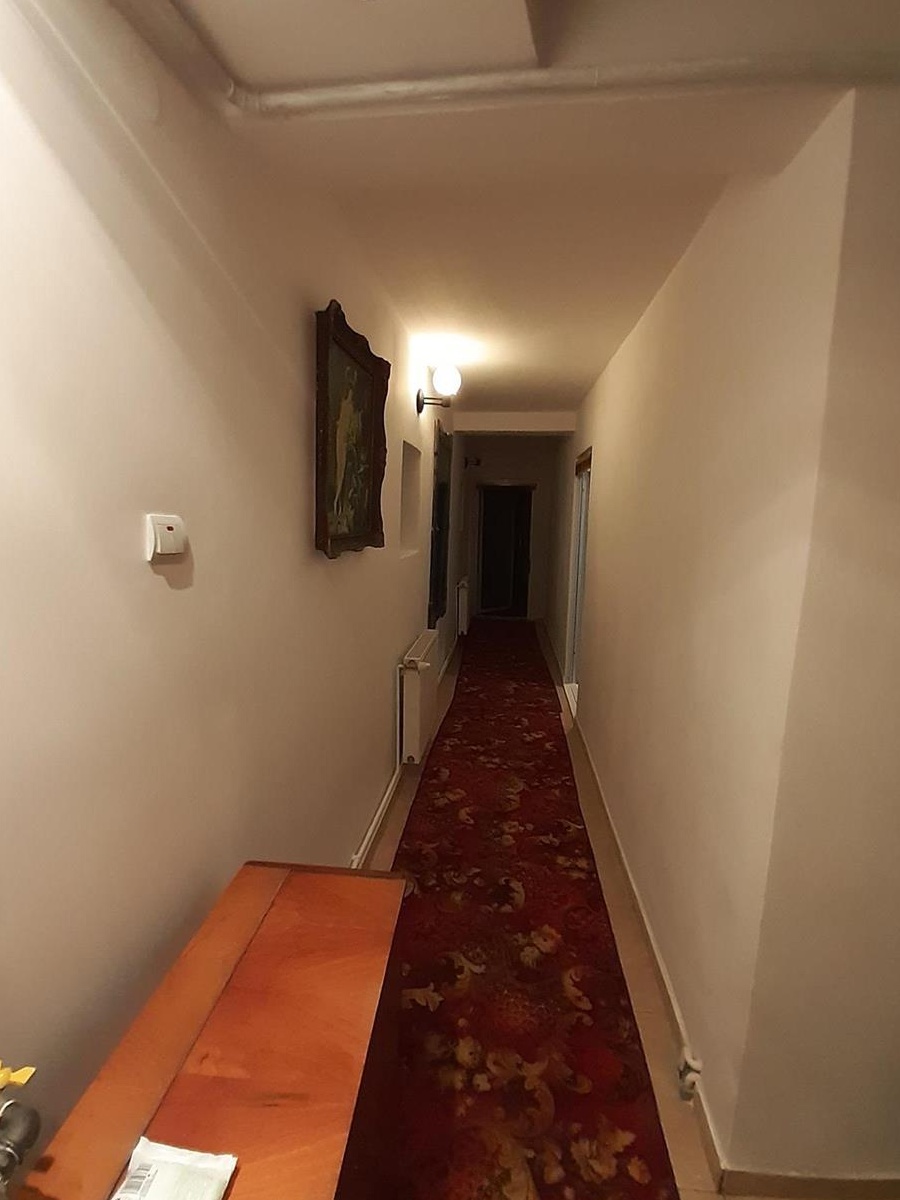 Central, 1 apartament in casa cu etaj