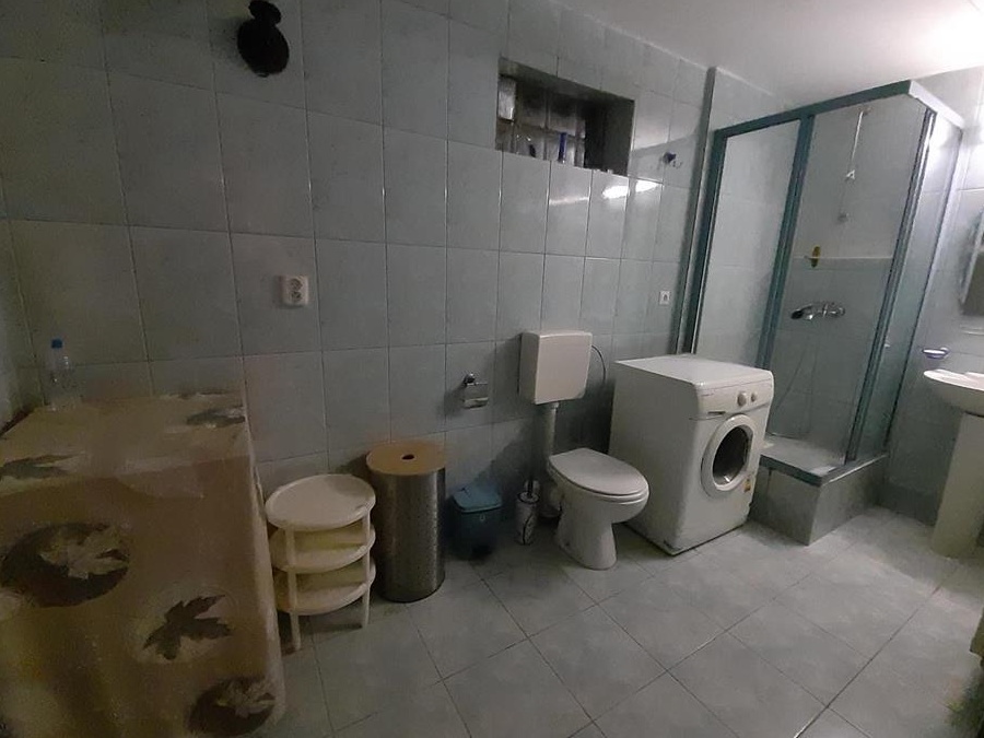 Central, 1 apartament in casa cu etaj