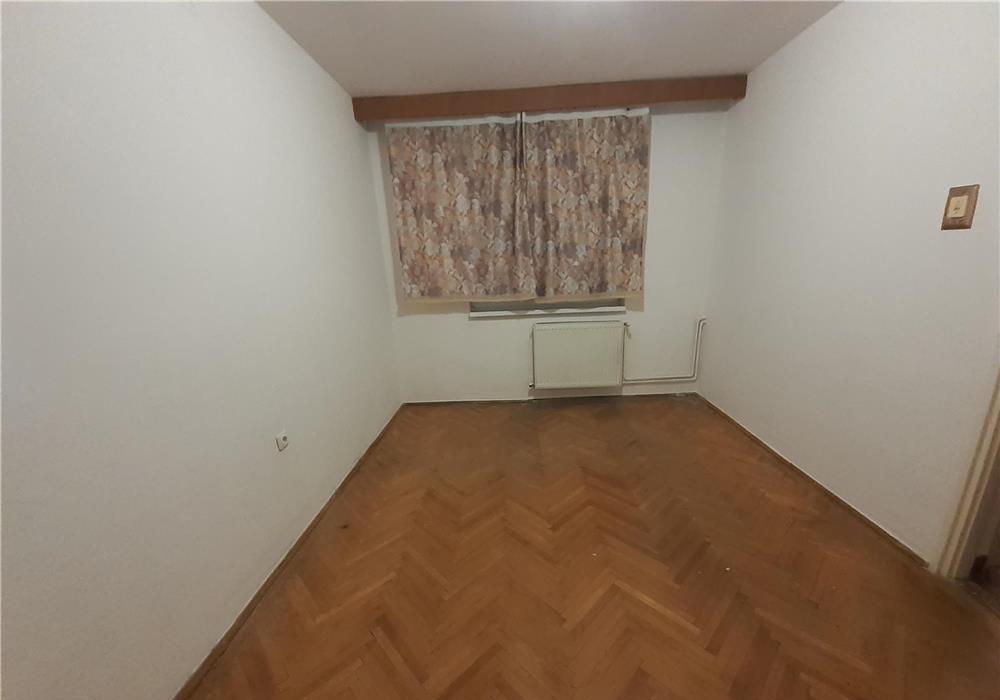 Centrala proprie, etaj 1, la 5 minute de UVT.