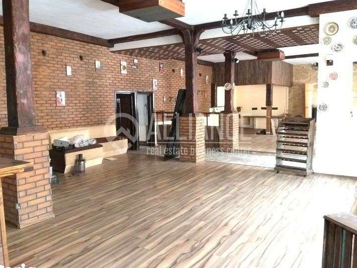 CENTRU LUPOAICA - Restaurant cu terasa generoasa si 4 garsoniere de lu