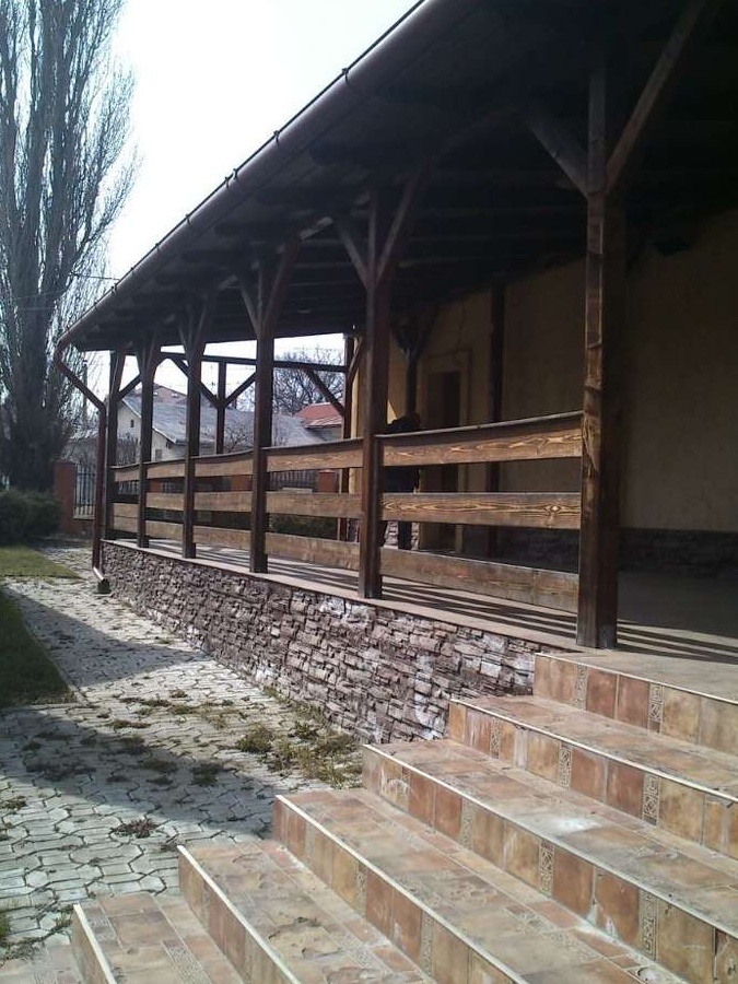 Cladire cu etaj pretabila afacere