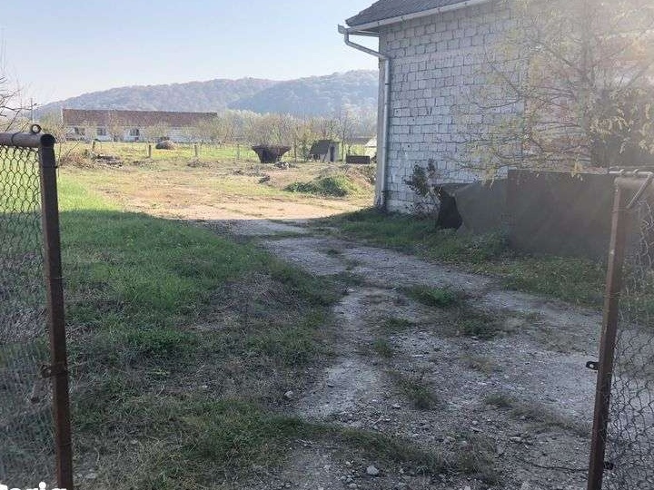 Cladire cu terene