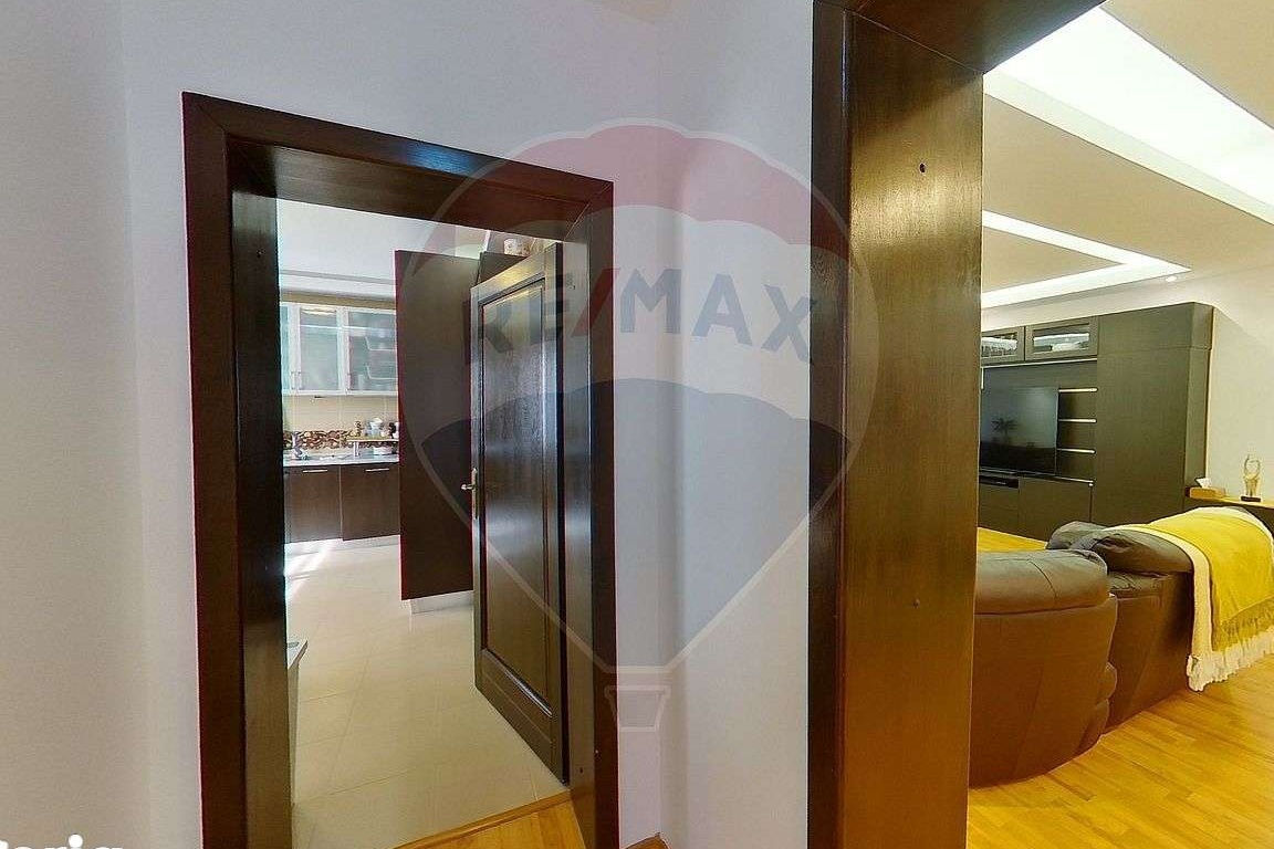Cladire mixta de vanzare apartamente si spatiu comercial
