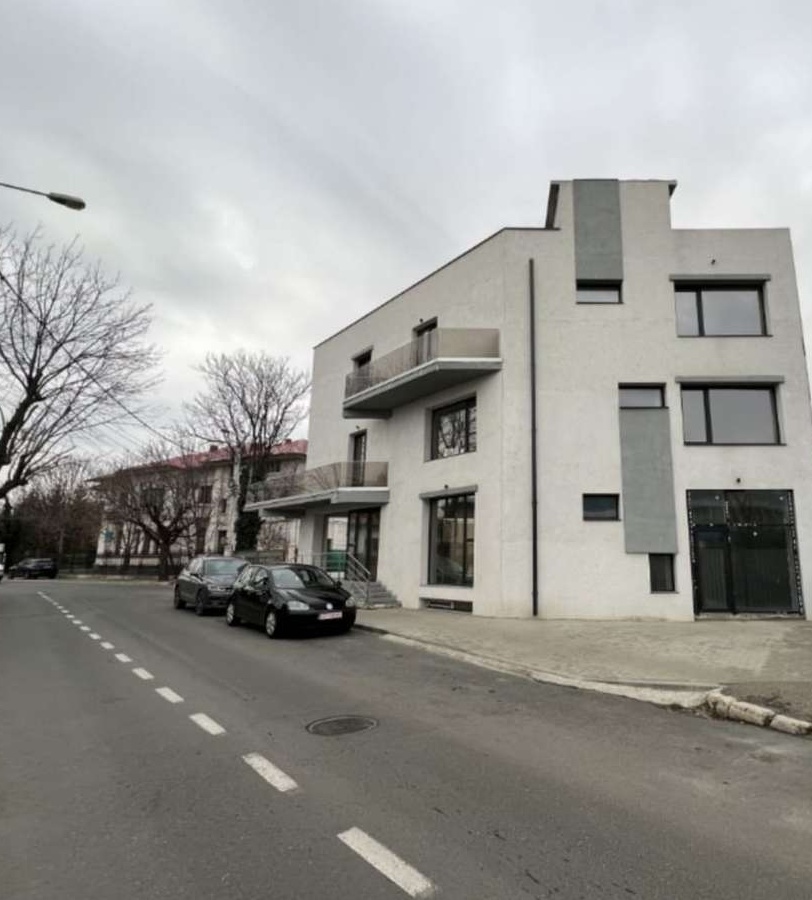 Cladire tip demisol + parter + 2E zona Centrala