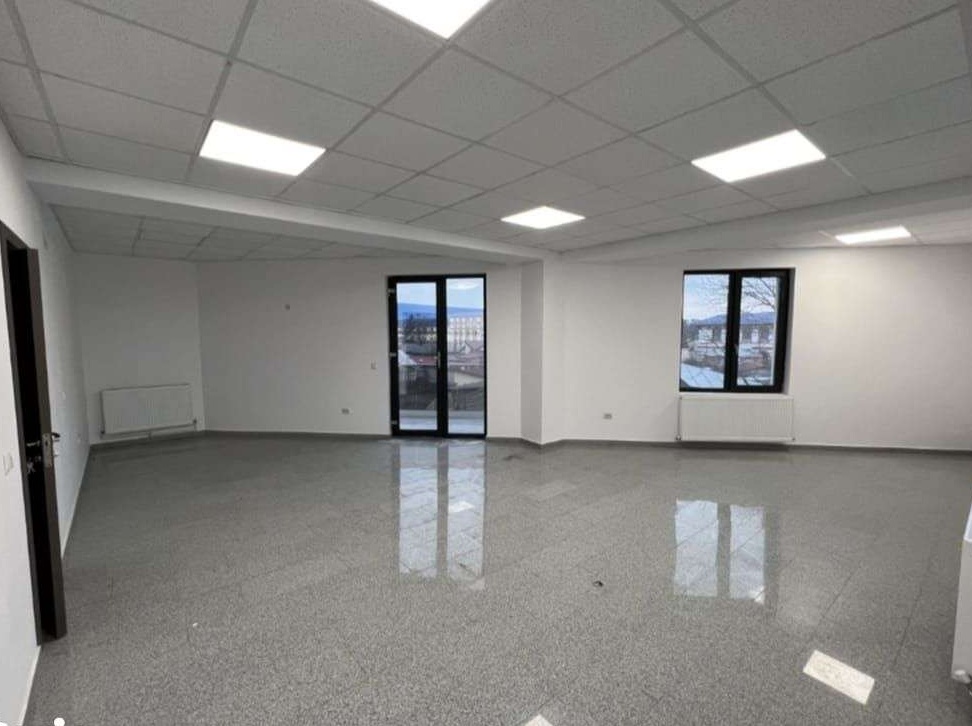Cladire tip demisol + parter + 2E zona Centrala