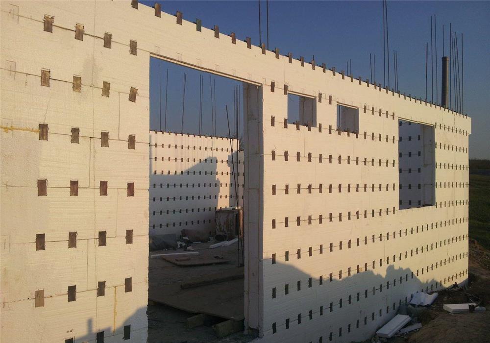 Cofraje din polistiren cu element de legatura reglabila pentru constructii.