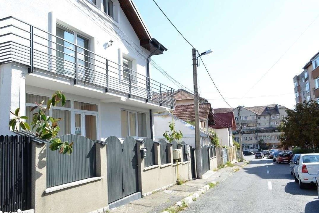 Complex Nord - Vila 499 mp cu Parter Birouri, Terase, Curte, Parcari!
